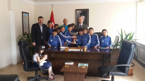 Yomra imam-hatip Ortaokulu Futsal Takımı İlçe Kaymakamını Ziyaret Etti