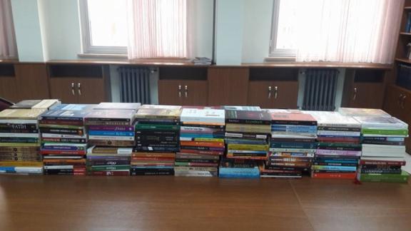 Hacı Hakkı Çalık Anadolu İmam Hatip Lisesi Kütüphanesini Zenginleştiriyor
