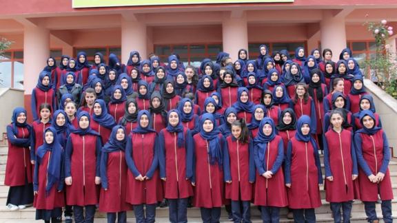 Hacı Hakkı Çalık Anadolu İmam Hatip Lisesi Öğrenci Kıyafetlerini Yeniledi