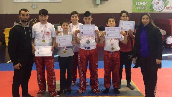 Yomra Merkez Ortaokulu Kick Boks´da Madalyaları Topladı