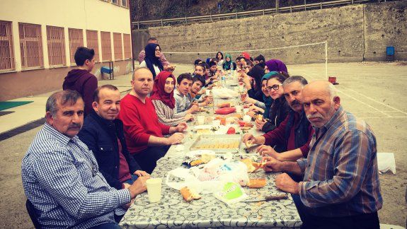 Kömürcü Ortaokulu Taşımalı Soförleri Haftasonu Kursuna Katılan Öğrencilere Moral Yemeği Düzenledi