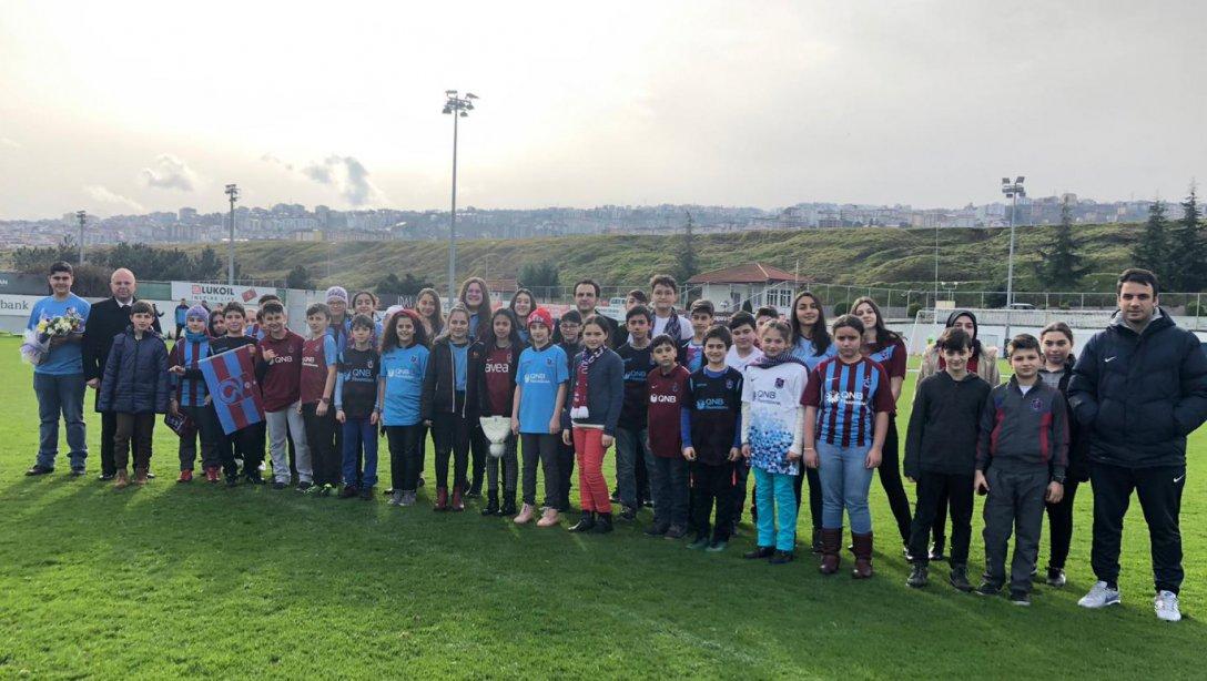 Kaşüstü Cumhuriyet Ortaokulu Trabzonspor Kampını Ziyaret Ederek Teknik Heyet ve Futbolculara Başarılar Diledi