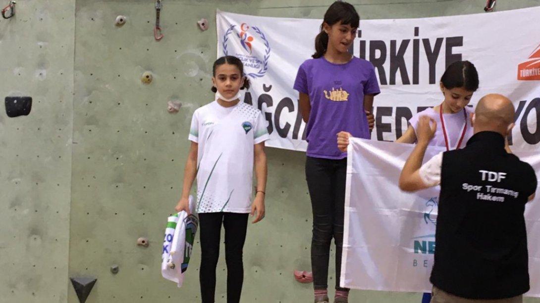 Türkiye İkincisi Merkez İlkokulu Öğrencimiz Ecren Belemir SEZGİN' i Tebrik Ediyoruz