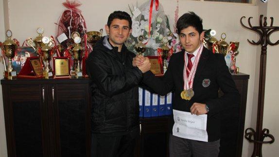 Kaşüstü Çok Programlı Anadolu Lisesi´nden Okul Sporlarında İki Altın Madalya