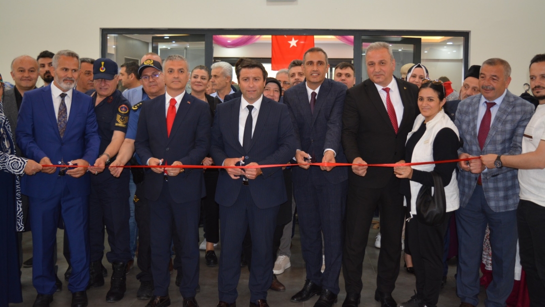 EMEK VE SANAT BULUŞTU: YOMRA HALK EĞİTİMİ MERKEZİ YIL SONU SERGİSİ GÖZ KAMAŞTIRDI