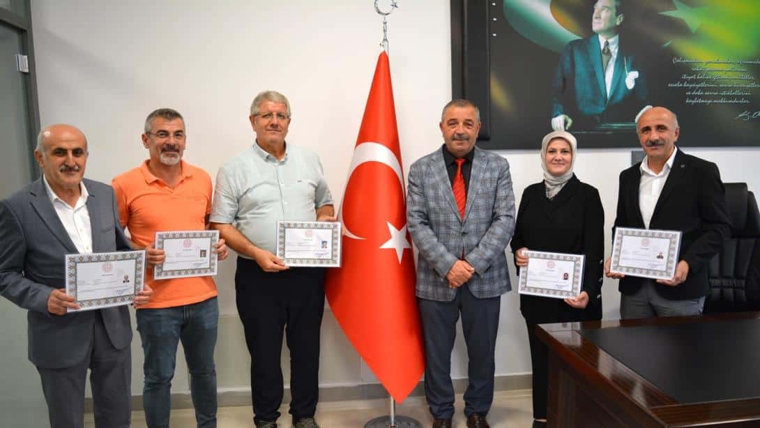 ÖDÜL ALAN ÖĞRETMENLERİMİZE VE ŞEFİMİZE BELGELERİ TAKDİM EDİLDİ